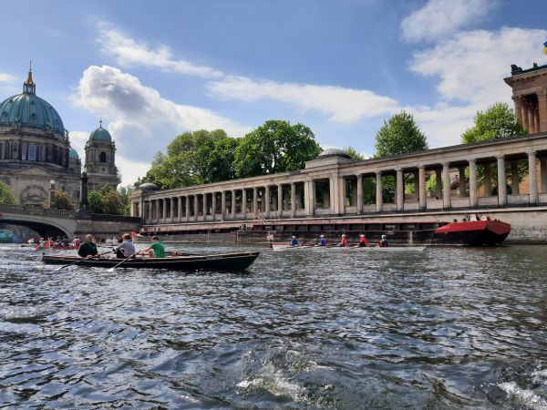 Berliner Innenstadt 2022 Neues Museum Ruderboote