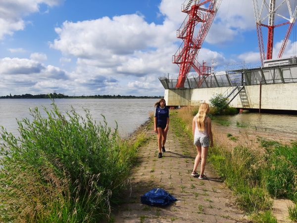 Girlies auf der Buhne vor Glueckstadt 2021