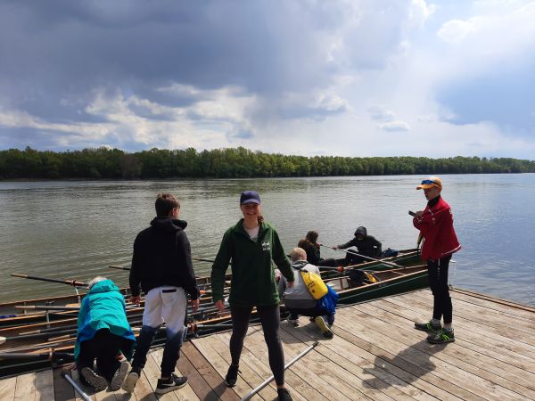 Paks am Steg Ruderboote DOnau 2022