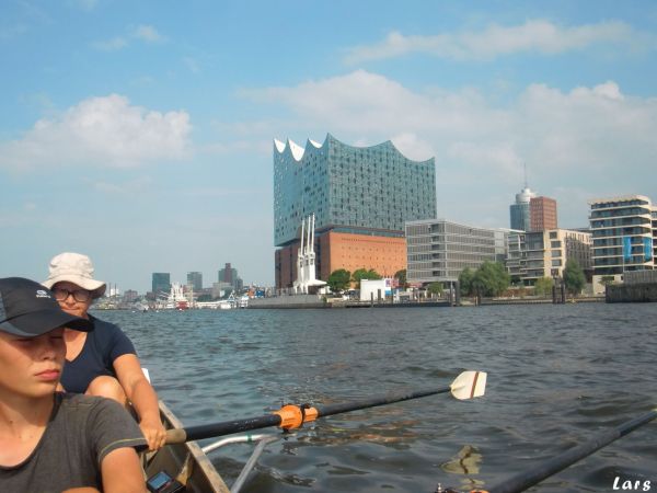 Ruderboot vor der Elbphilharmonie 2021