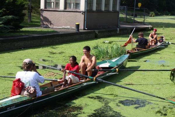 Ruderboote gefangen in der Schleuse P09