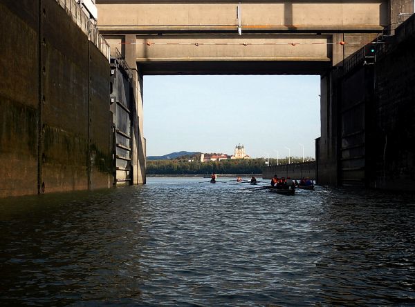 Ruderboote vor dem Kloster Melk Donau 2021