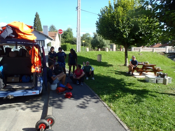 Wanderruderer kochen das Abendessen in Stenay Maas 2017