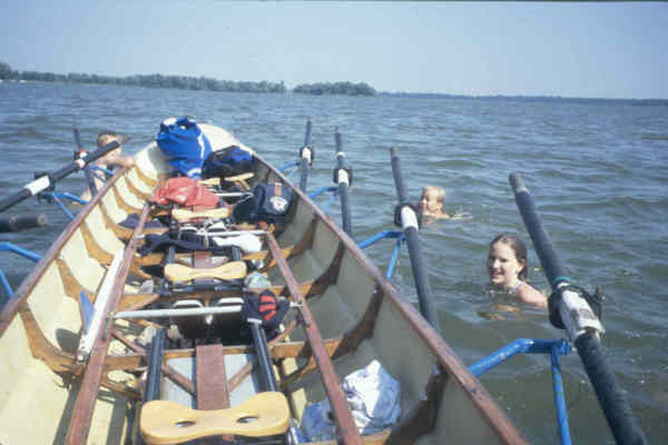 Baden im See vom Boot aus